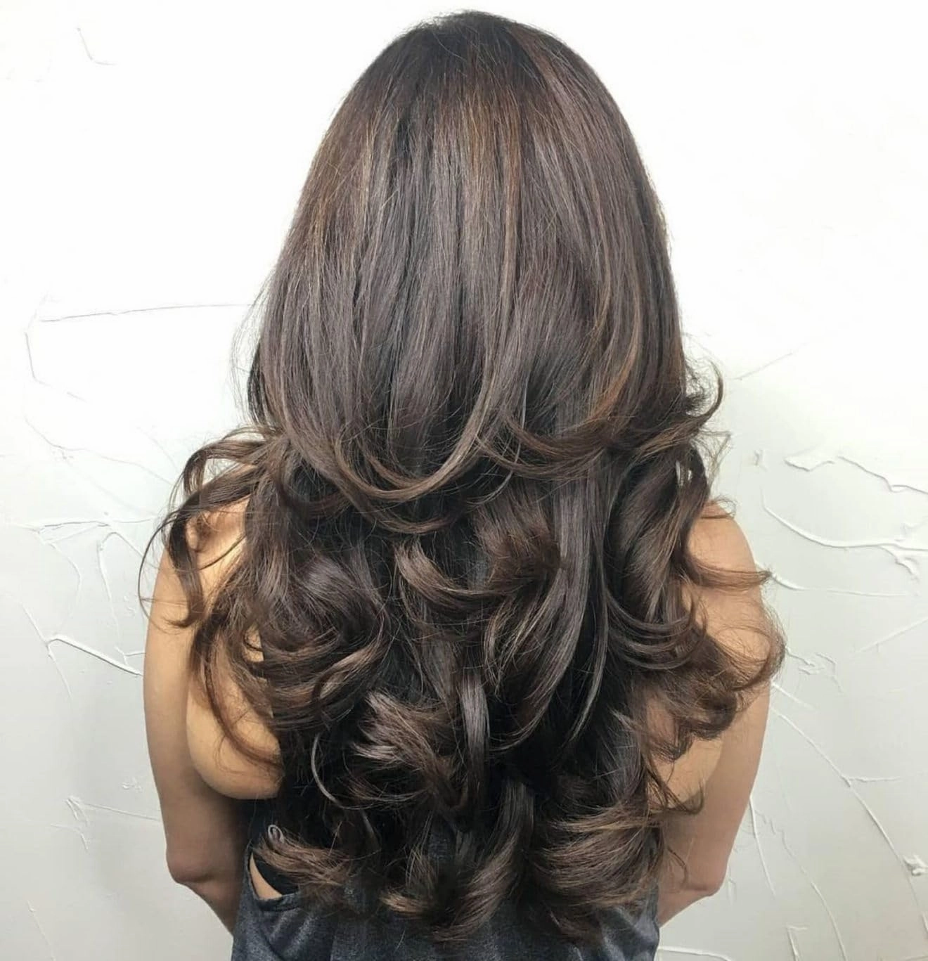 Aisaide Long Wavy Brown Layered Wig with Curtain Bangs for Black Women,Synthetic Layered Long Wavy Natural Brown Shaggy Butterfly Haircut Wigs with Thin Hair for Women 24inch