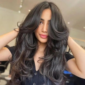 Aisaide Long Wavy Brown Layered Wig with Curtain Bangs for Black Women,Synthetic Layered Long Wavy Natural Brown Shaggy Butterfly Haircut Wigs with Thin Hair for Women 24inch